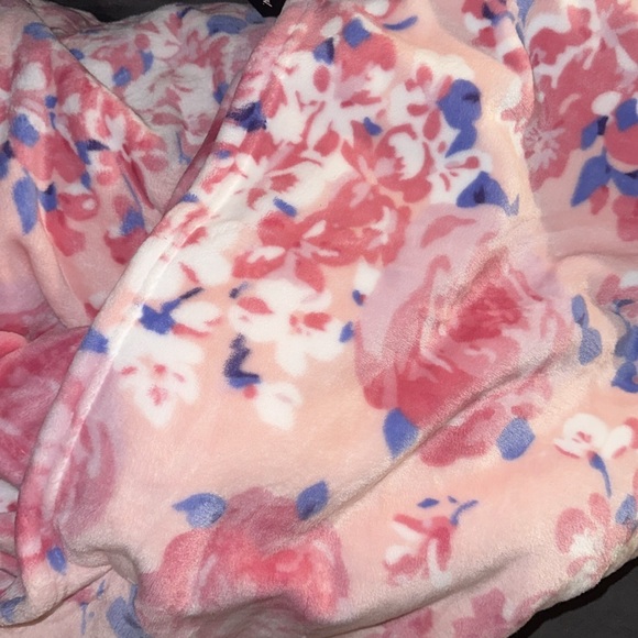 BETSEY JOHNSON TWIN xl ULTRA SOFT PLUSH BLANKET - Picture 3 of 14